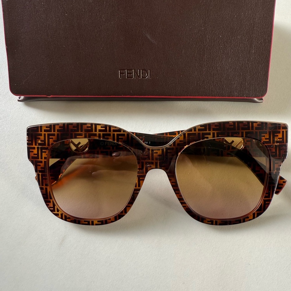 Fendi logo beautiful tortoise color sunglasses